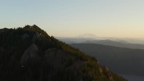 Puesta-De-Sol-Sobre-La-Cresta-De-Kachess-Que-Revela-El-Distante-Monte-Más-Lluvioso-En-El-Fondo,-Antena