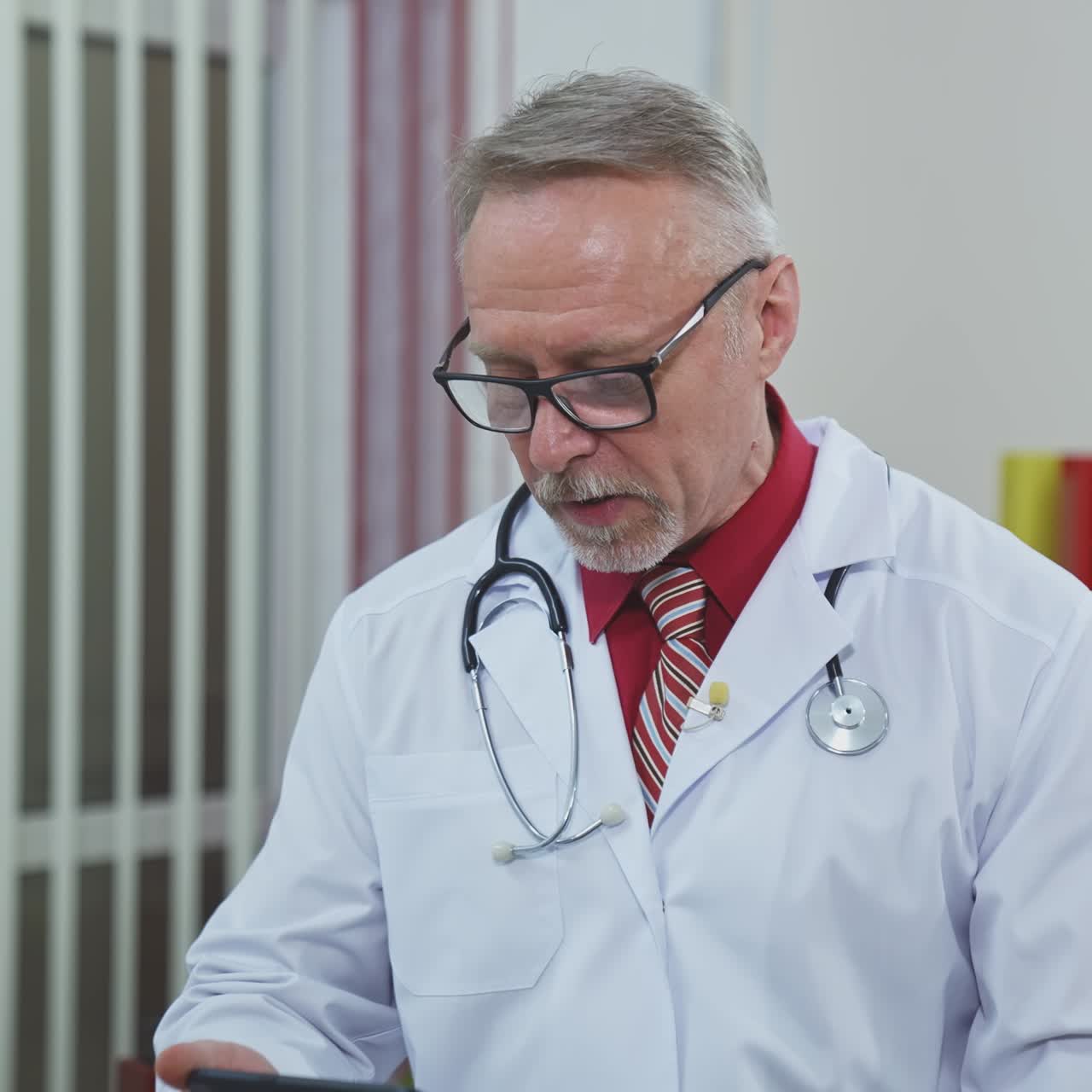 Medico parla con il paziente