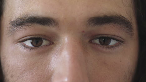 Nahaufnahme-Eines-Mannes-Mit-Schönen-Braunen-Augen,-Der-Sich-öffnet,-Ein-Kaukasischer-Mann,-Der-Wach-Ist-Und-In-Die-Kamera-Schaut,-Während-Er-Den-Fokus-Der-Iris-Beobachtet