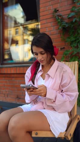 mujer joven usando un teléfono al aire libre