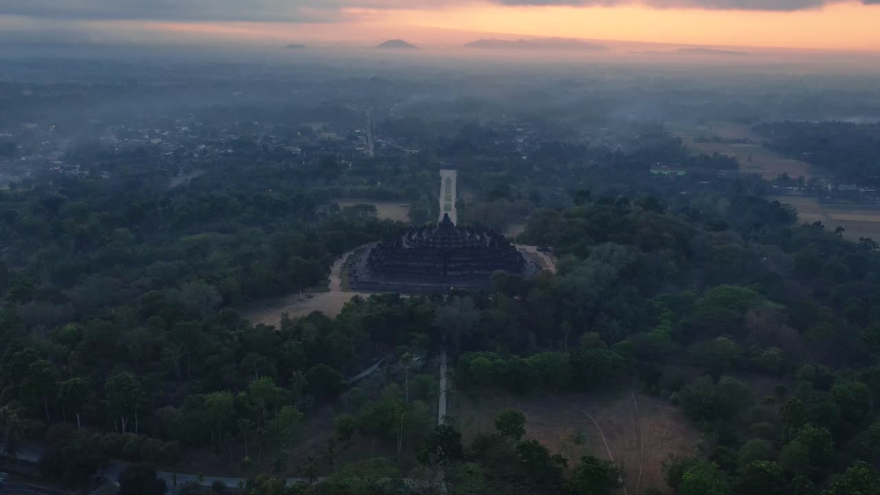 Inquadratura cinematografica di presentazione del Tempio di Borobudur, Indonesia.