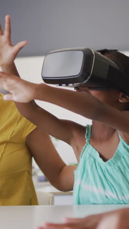 video de una feliz maestra caucásica y una clase de alumnos diversos que usan auriculares vr