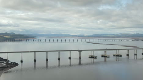 una vista aérea del puente tay road con el puente ferroviario al fondo en un día nublado