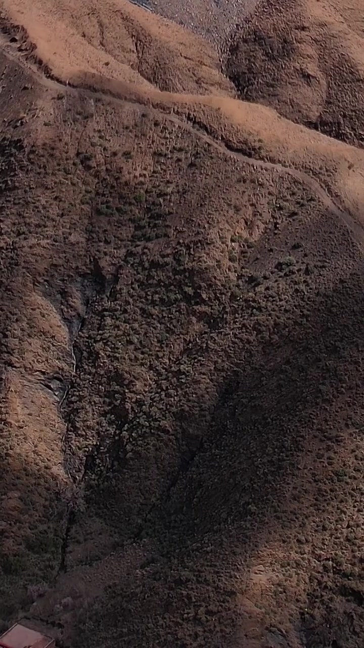 Vista aerea di montagne e un villaggio in Marocco durante il giorno