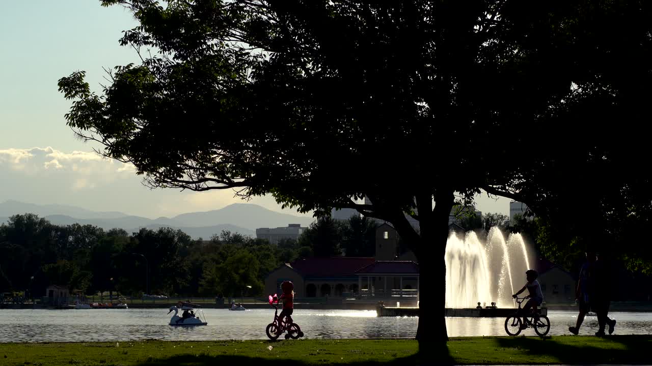 gente caminando en el parque de la ciudad de denver