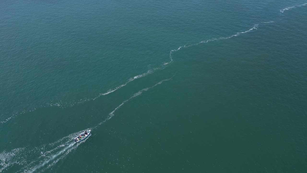 turistas explorando la costa de portugal en barco en un día azul soleado