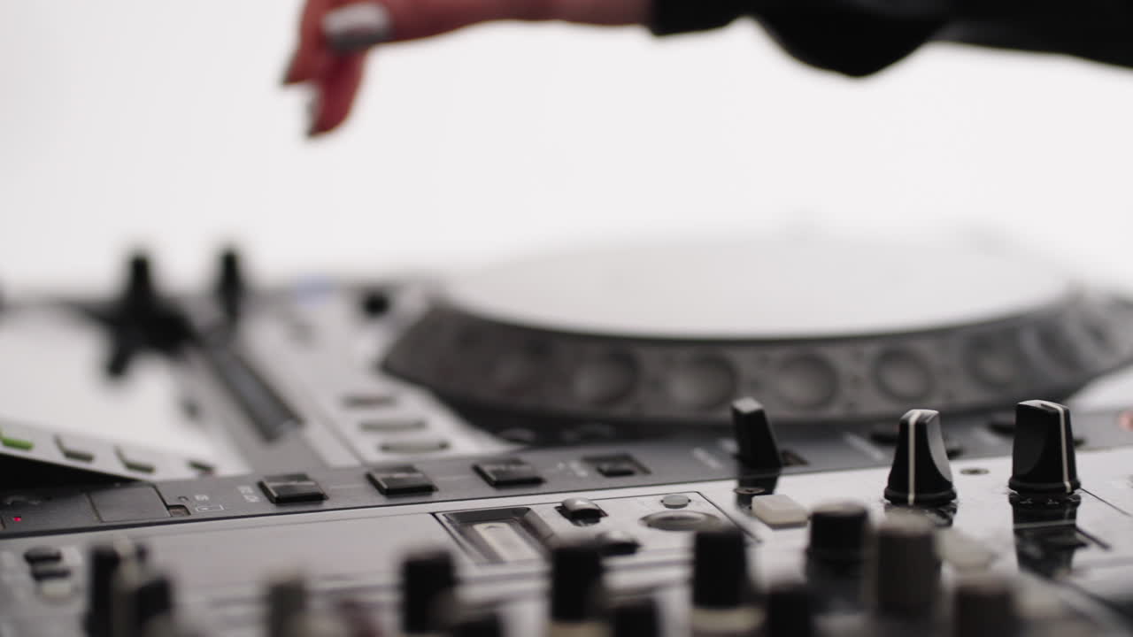 una mujer tocando en una fiesta.