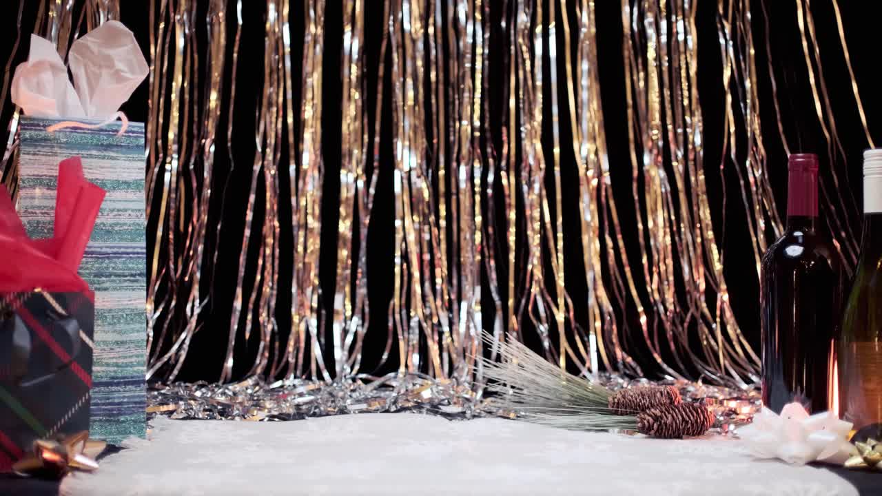 주위에 선물과 와인으로 빛나는 파티 배경 골드