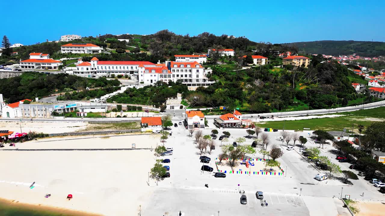 Luftfoto af Foz do Arelho-stranden i Portugal, solrig dag, fredfyldt stemning