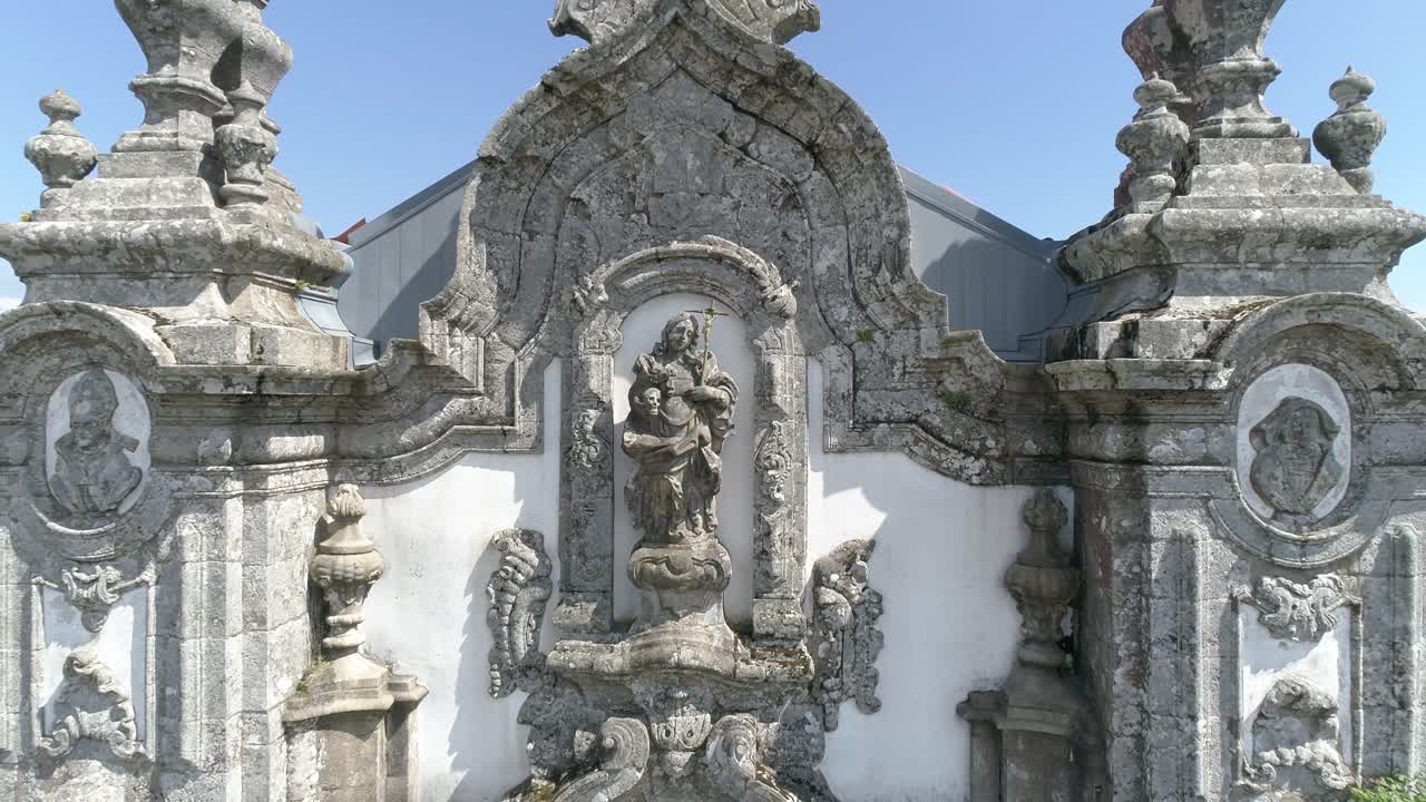 유럽의 산에서 온 옛 교회