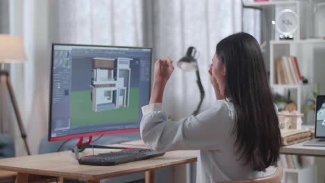 mujer celebrando un exitoso proyecto de diseño de casa