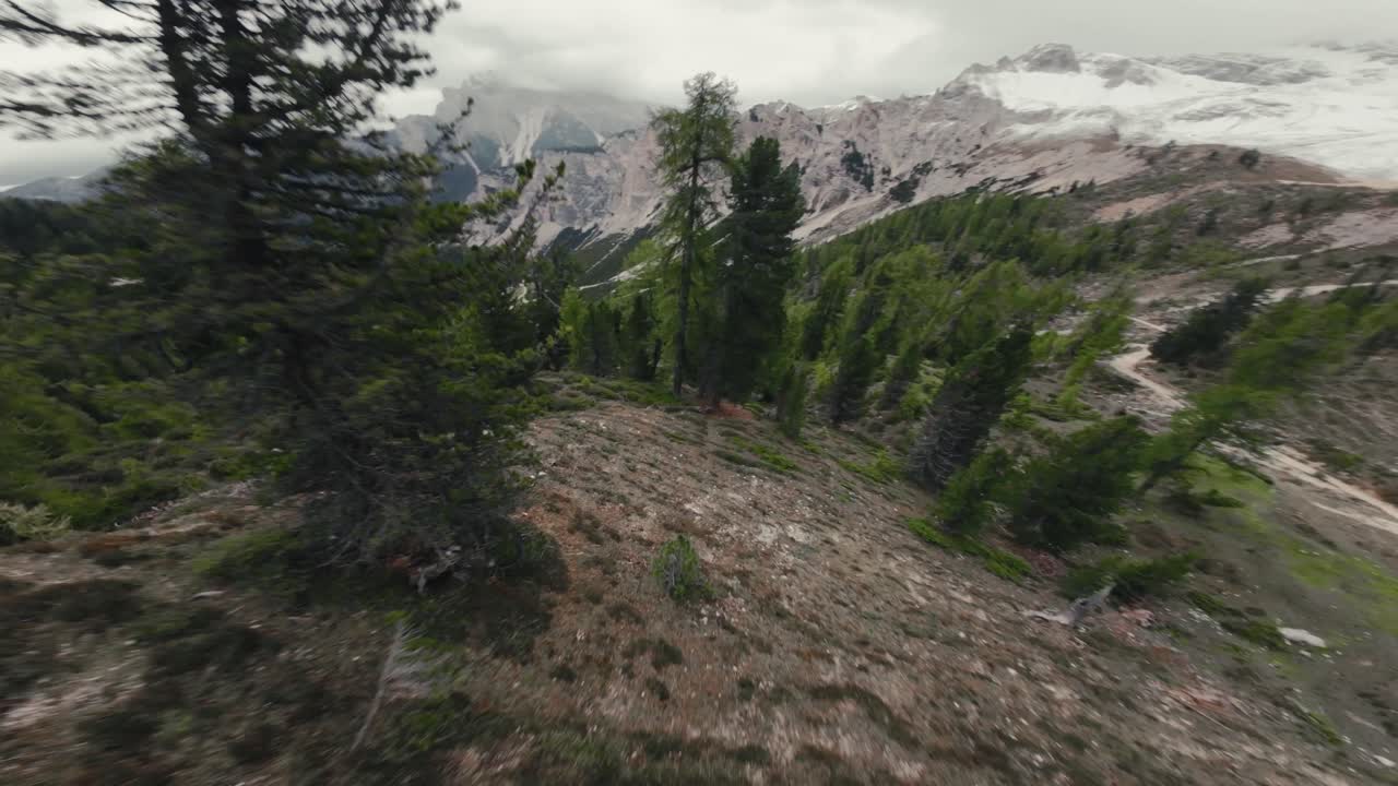 clip de dron de las asombrosas dolomitas italianas, toma cinematográfica de drones fpv desde el dji avata