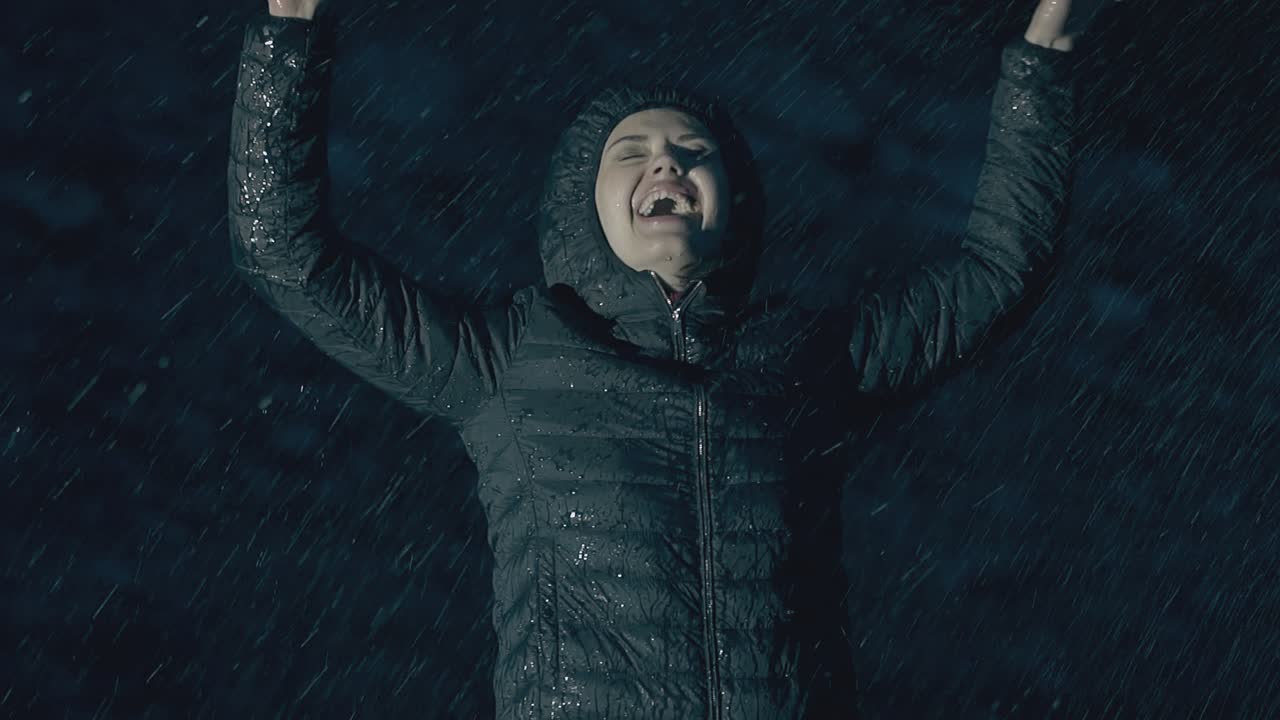 ⁇ 방울이 미소 짓는 소녀에게 떨어지고 점프하고 삶을 즐긴다.