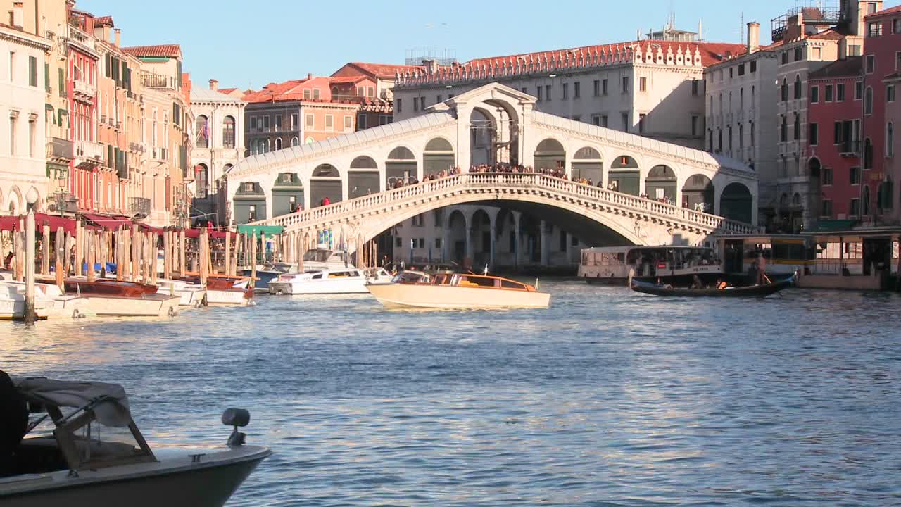 이탈리아 베니스의 리알토 다리 아래에서 보트와 곤돌라의 시간 경과