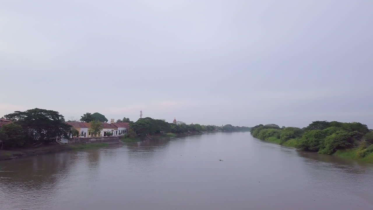 toma aérea de drones volando sobre el río magdalena en mompos, colombia