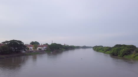 Toma-Aérea-De-Drones-Volando-Sobre-El-Río-Magdalena-En-Mompos,-Colombia