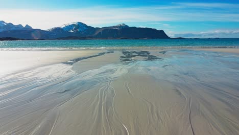 Spaziergang-Am-Strand-In-Richtung-Des-Türkisfarbenen-Meeres-An-Einem-Sonnigen-Frühlingstag