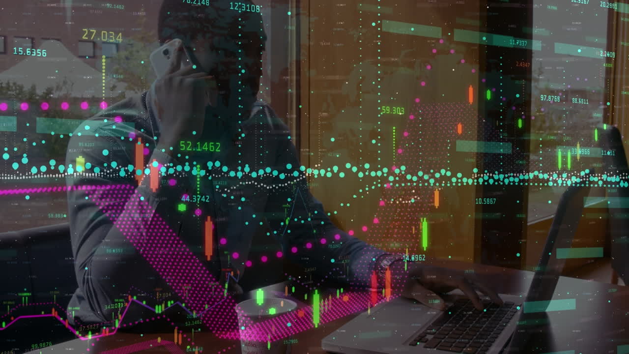 스마트폰을 사용하는 아프리카계 미국인 남성 위에 움직이는 금융 데이터와 그래프의 애니메이션