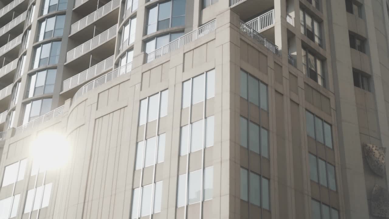 시카고 고층 시내를 지나 운전