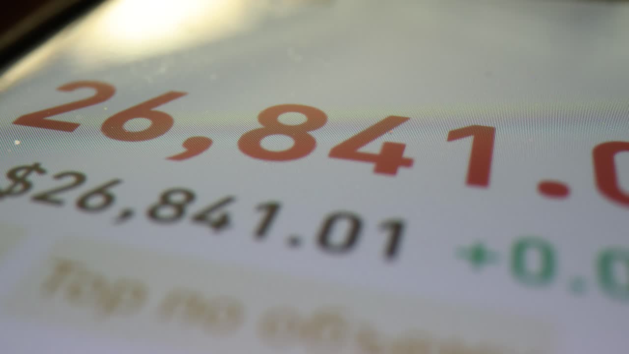 Monitoraggio dell'andamento del denaro su un portafoglio online tramite telefono.