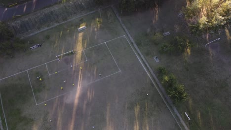 jugadores de fútbol amateur jugando en el campo de fútbol de buenos aires