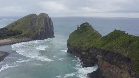 Drone-Volando-Entre-Acantilados-Y-Agujero-En-La-Pared,-Transkei-Sudáfrica-Peaje-Acantilados-De-La-Colina