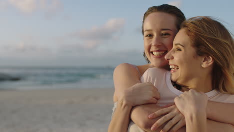 Novias-Abrazándose-En-La-Playa-Al-Atardecer-Hermosa-Pareja-Juntos-En-La-Playa-Feliz