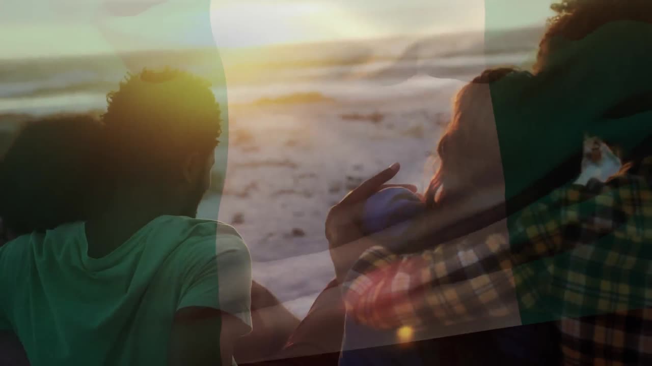 animación de ondear la bandera de nigeria sobre un grupo de amigos divirtiéndose en la playa