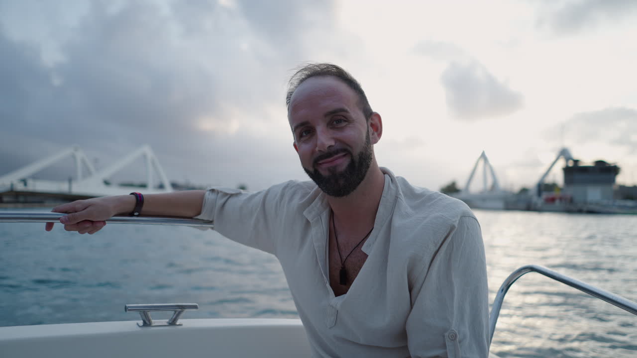 Ritratto di un uomo sorridente su una barca