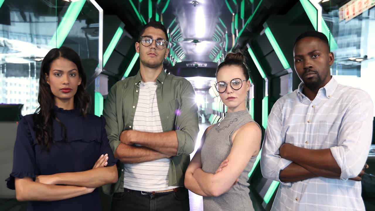 4k 사무실에서 팔을  ⁇ 고 서 있는 비즈니스 동료들