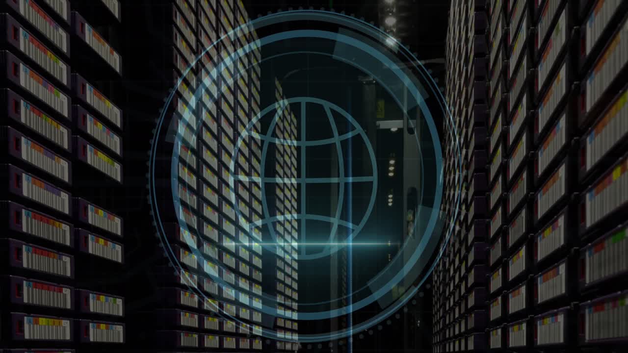 texto de seguridad cibernética sobre escáner redondo contra la sala de servidores de computadora vacía