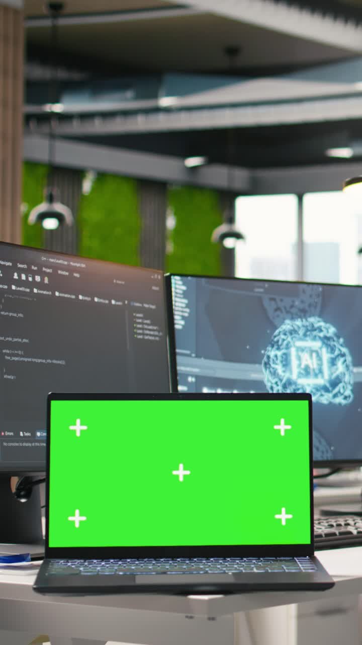 Video verticale. Laptop con schermo in evidenza in un ufficio vuoto di startup AI.