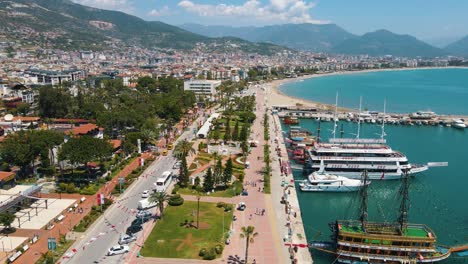 Fantastische-Luftaufnahme-Von-Touristenschiffen-Im-Yachthafen-Von-Alanya,-Türkei