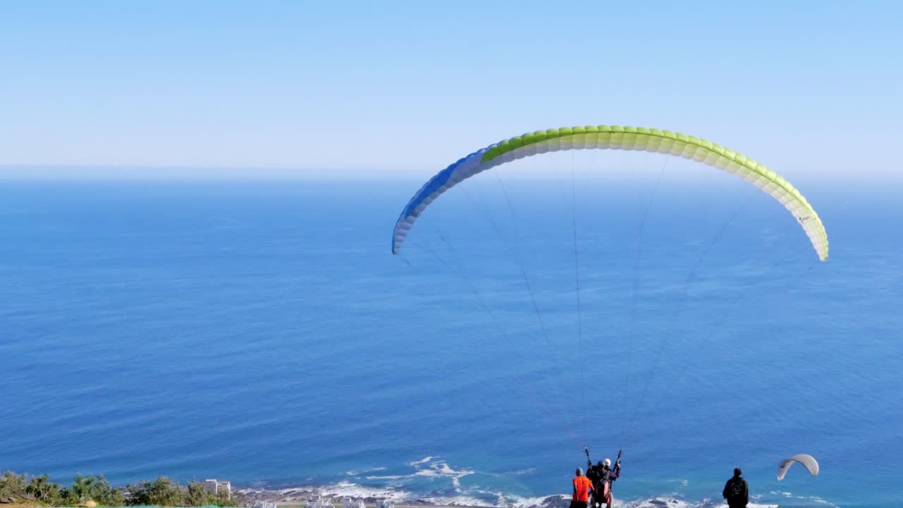 Paragliding fra et fjell med utsikt over havet i Cape Town