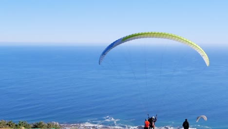 Parapente-Desde-Una-Montaña-Con-Vistas-Al-Océano-En-Ciudad-Del-Cabo