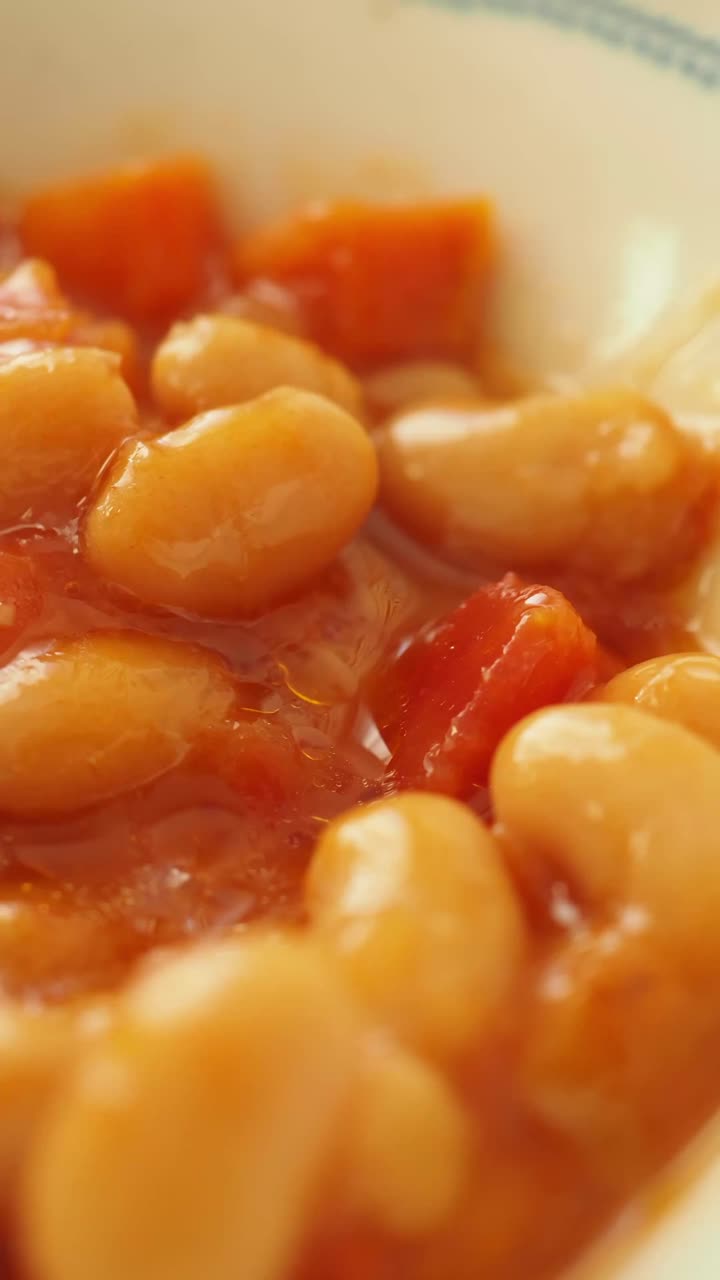 Primo piano di fagioli al forno in salsa di pomodoro ricca
