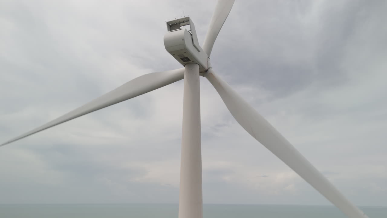 로터 블레이드의 공기역학적 힘 풍력 터빈 풍력 농장 재생 가능한 에너지 구름 날, 킬로와트 에너지 효율