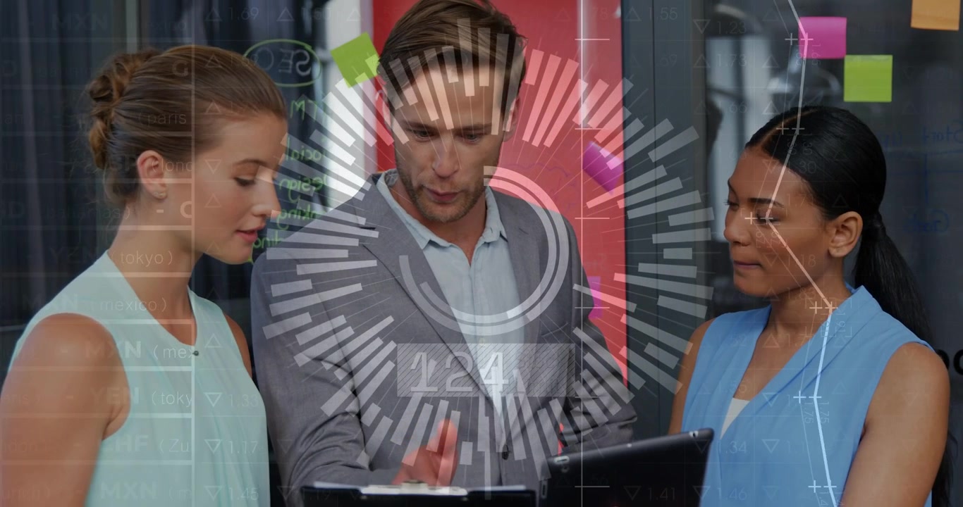 Homem no centro tocando no tablet, fazendo com que o HUD atualize gráficos de negócios, com colegas se aproximando para análise.