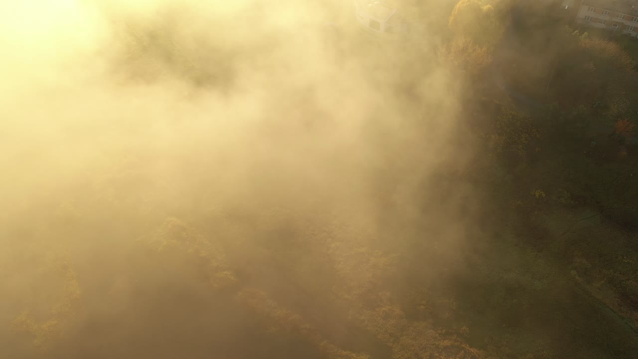 리투아니아 카우나스 카운티에서 이른 가을 아침 해가 뜨는 동안 네무나스 강 위로 안개의 드론 공중 전망