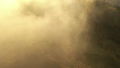Drohnen-Luftaufnahme-Von-Nebel-über-Dem-Nemunas-Fluss-Bei-Sonnenaufgang-Am-Frühen-Herbstmorgen-Im-Kreis-Kaunas,-Litauen