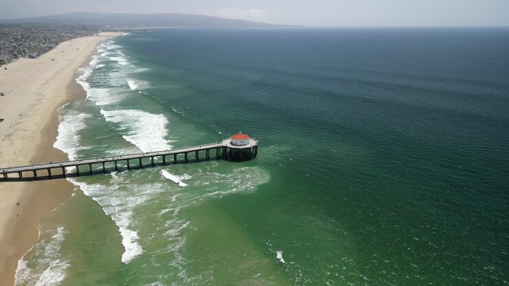 Video drone del molo di Manhattan Beach a Los Angeles, California, in una giornata di sole splendente