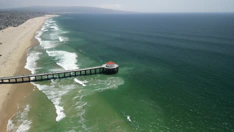 Drohnenvideo-Vom-Manhattan-Beach-Pier-In-Los-Angeles,-Kalifornien-An-Einem-Strahlend-Sonnigen-Tag