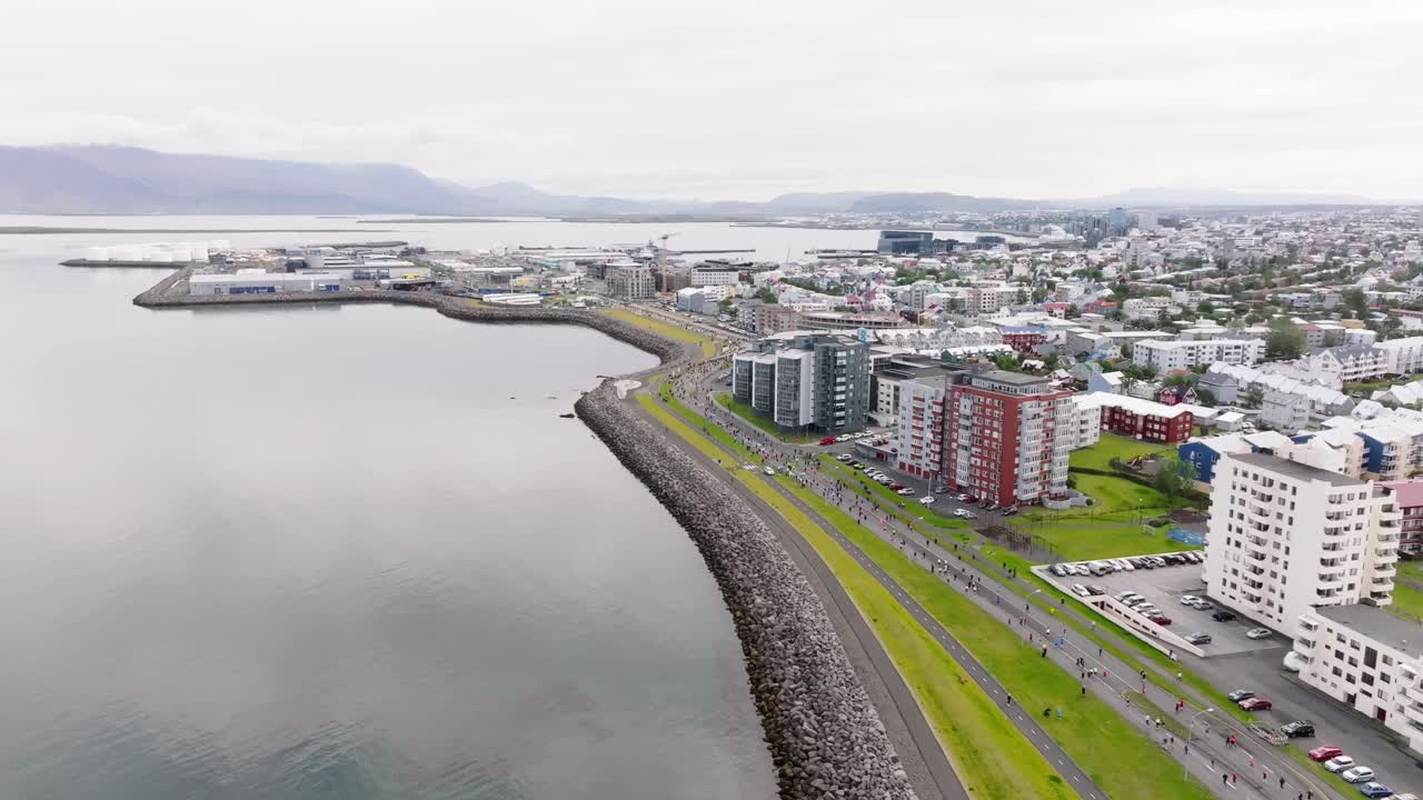 vista aérea de reykjavik durante el maratón anual a lo largo de la costa, islandia