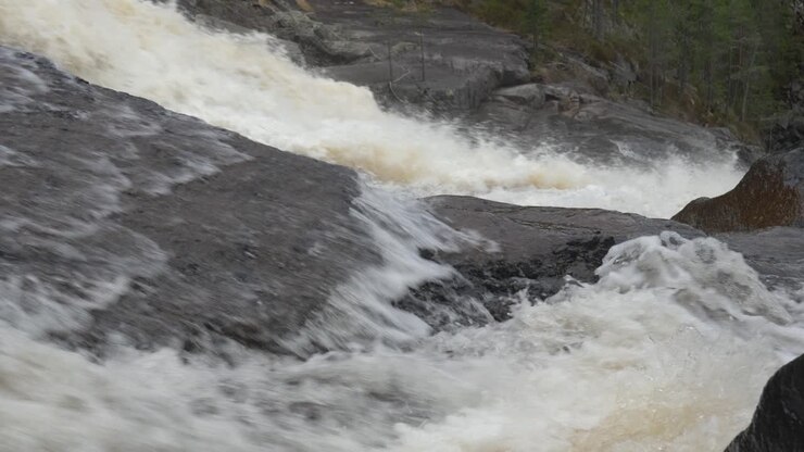 Primo piano su un fiume selvaggio in Norvegia.