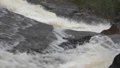 Primer-Plano-Sobre-El-Río-Salvaje-En-Noruega