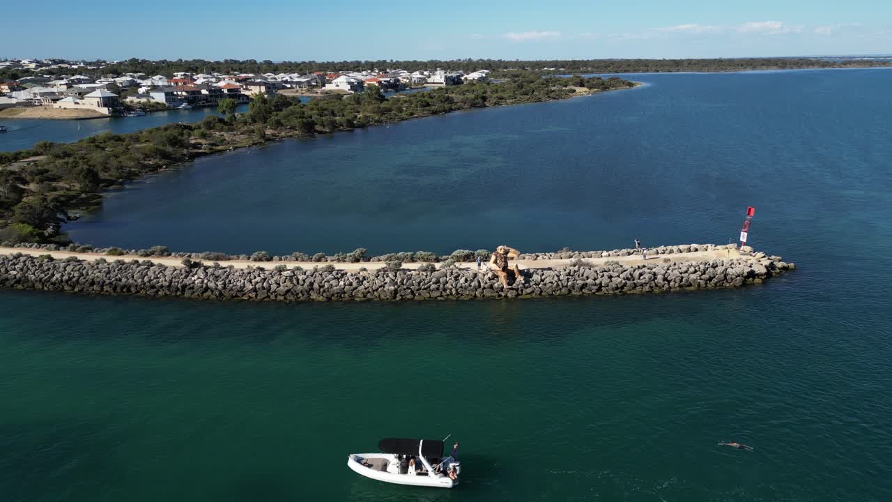 배에서 물 속으로 다이빙하는 사람들을 드러내기 위해 반도에서 공중으로 철수