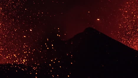 el volcán de cabo verde entra en erupción por la noche de manera espectacular en la isla de cabo verde frente a la costa de áfrica 9