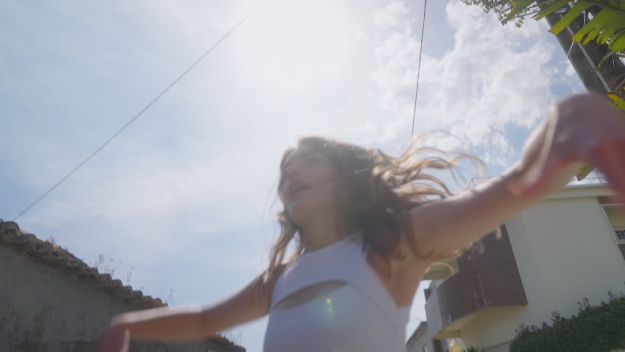 mujer bailando en la calle