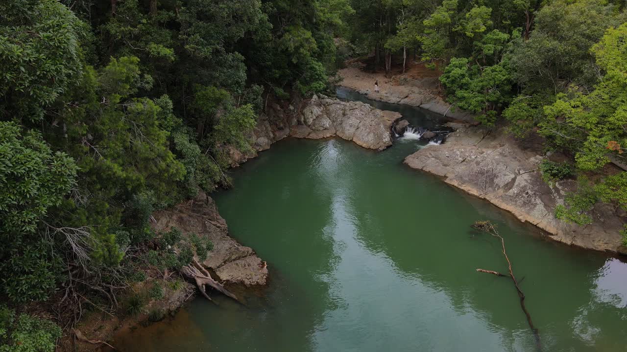 agua dulce en currumbin valley rockpools en gold coast, queensland, australia