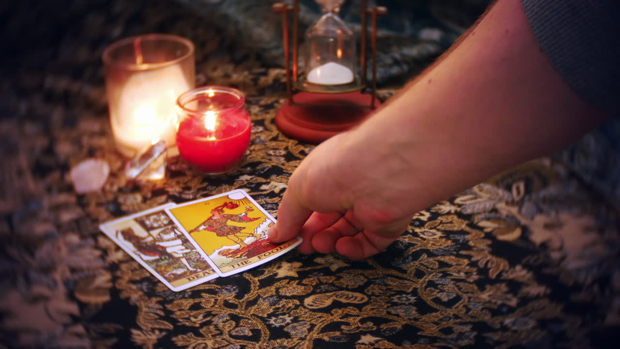 un adivino místico presenta una tirada de cartas del tarot